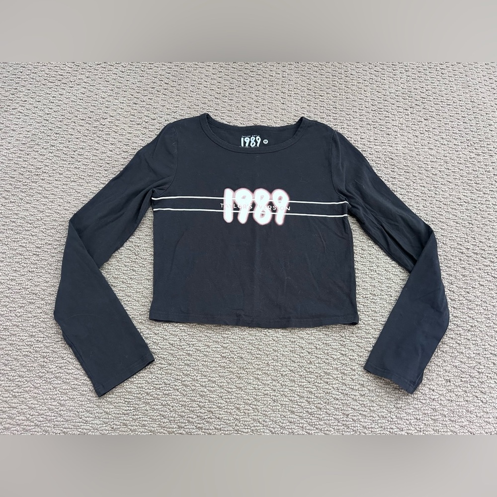 Taylor Swift 1989 (Taylor’s Version) Long Sleeve Cropped T-Shirt
Medium
Swiftie
